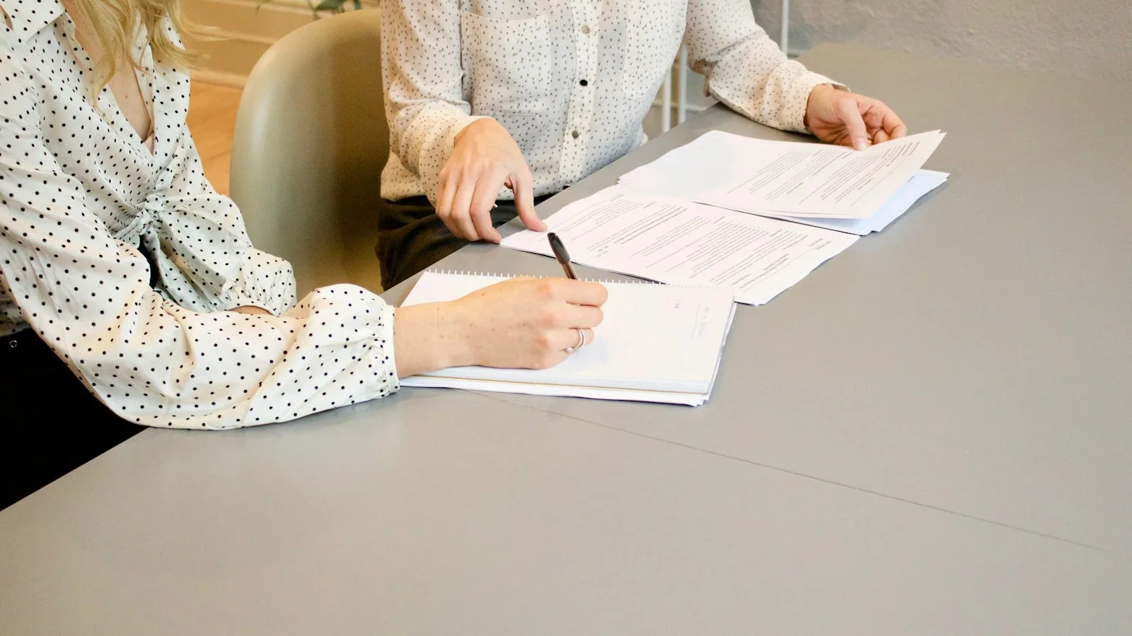 Plan de pensiones para autónomos 2026 Autónoma firmando la aportación a su plan de pensiones con su asesora