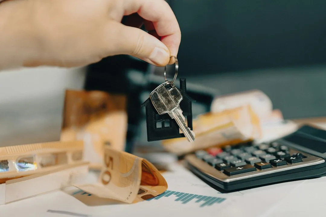 Real Decreto-ley 29-2026 impuestos vivienda Llaves de una vivienda junto a una calculadora y documentos fiscales