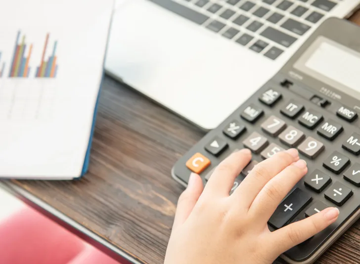 Calculadora y documentos fiscales en la asesoría NpC de Les Corts, Barcelona